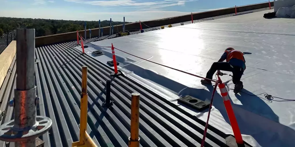 angled-roof-worker